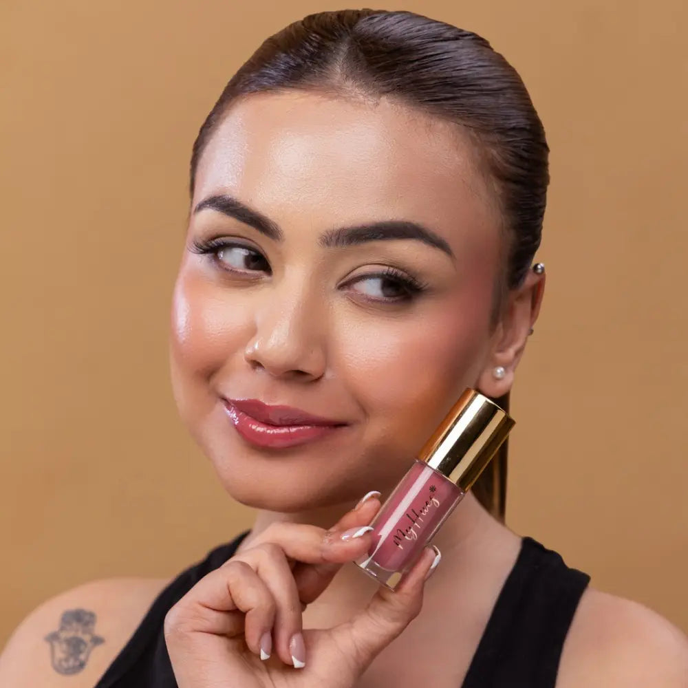 MyHues HyGlow Lip Elixir in Rooh – nude pink lip gloss on fair Indian skin tone, high shine hydrating lip gloss with smooth glossy finish and even pigmentation